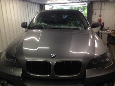 BMW X6 с потрескавшимся стеклом