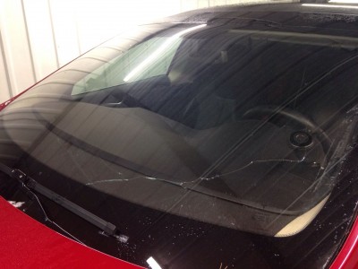 Стекло с трещинами у Tesla Model S