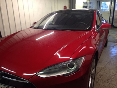 Tesla Model S с треснутым лобовым стеклом