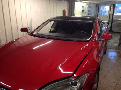 Tesla Model S без лобового стекла