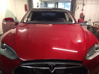 Tesla Model S во время замены лобового стекла